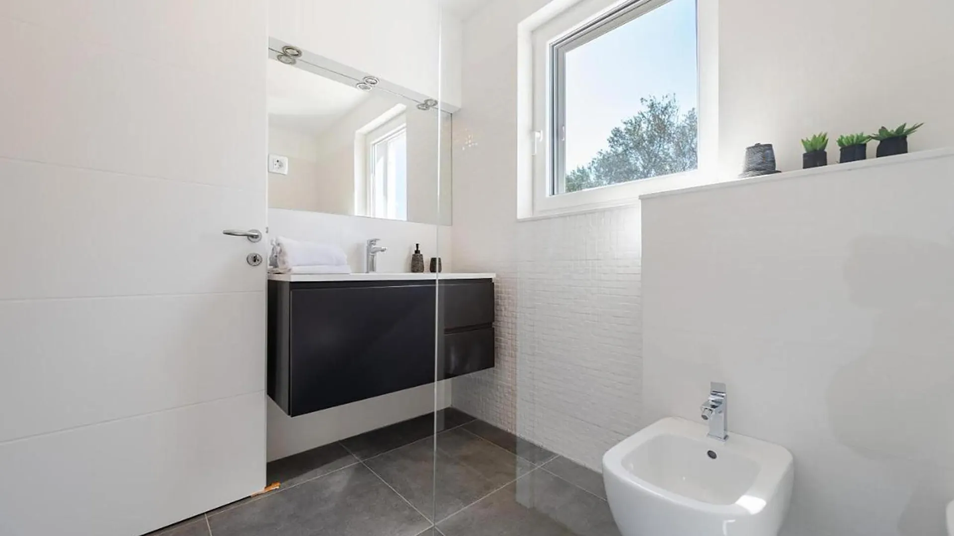 3 Bedroom Stunning Home In Tkon