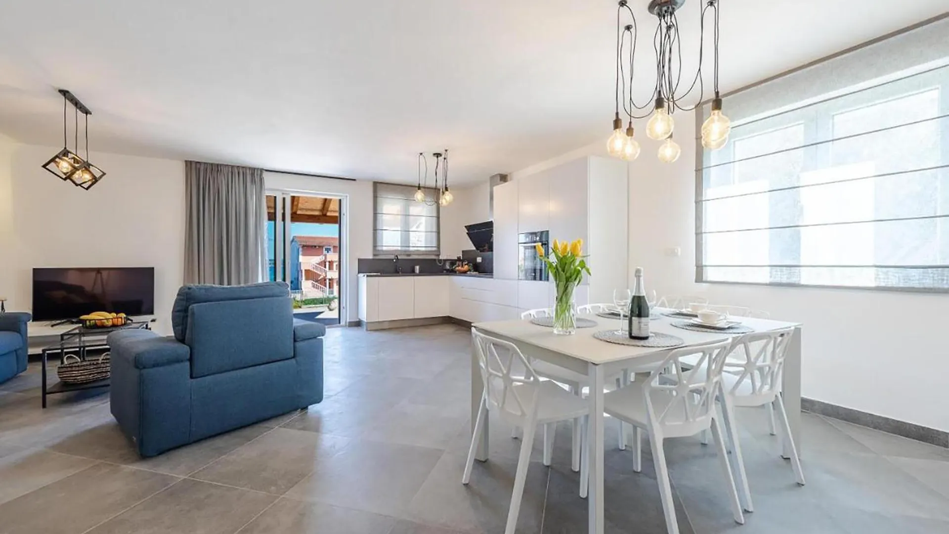 3 Bedroom Stunning Home In Tkon Croatia